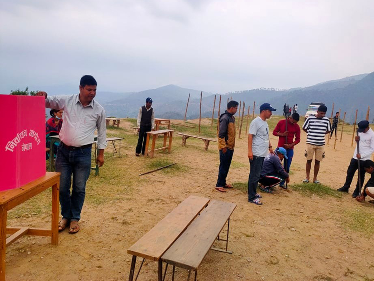 बैतडीमा मतदानका लागि बुथ बनाउने काम धमाधम 